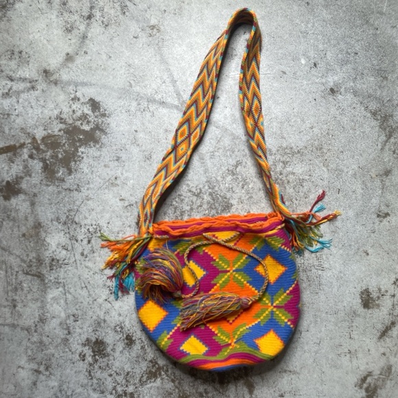 Wayuu tribal handmade vibrant colorful woven shoulder bag. - Picture 3 of 6